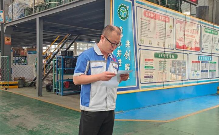 “患生于所忽，禍起于細(xì)微。”安全生產(chǎn)容不得半點(diǎn)松懈，必須警鐘長鳴、長抓不懈。電氣工程師王燦為大家培訓(xùn)電氣安全注意事項(xiàng)、電焊氣割“十不準(zhǔn)”等內(nèi)容。.jpg